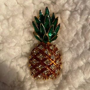 Vintage pineapple hospitality brooch.